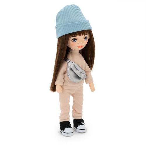 Lalka Sweet Sisters Sophie 32 cm Orange Toys, szmaciana z endoszkieletem, twarz nadrukowana cyfrowo, ciemnobrązowe włosy, dwuczęściowy beżowy dresik, czapeczka, buciki, torebka