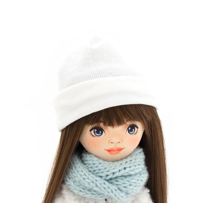 Lalka Sweet Sisters Sophie 32 cm Orange Toys, szmaciana z endoszkieletem, twarz nadrukowana cyfrowo, ciemnobrązowe włosy, czapeczka, niebieski szalik, biały puszysty płaszczyk, bluzeczka, czarne jeansy, buciki