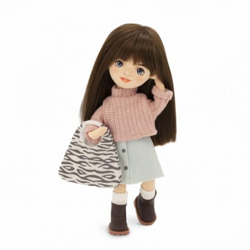 Lalka Sweet Sisters Sophie 32 cm Orange Toys, szmaciana z endoszkieletem, twarz nadrukowana cyfrowo, ciemnobrązowe włosy, sweterek, jeansowa spódniczka, skarpetki, buciki, torebka