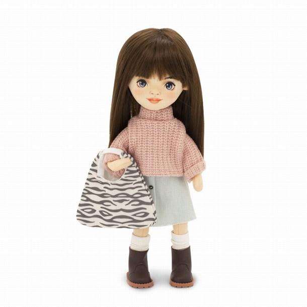 Lalka Sweet Sisters Sophie 32 cm Orange Toys, szmaciana z endoszkieletem, twarz nadrukowana cyfrowo, ciemnobrązowe włosy, sweterek, jeansowa spódniczka, skarpetki, buciki, torebka