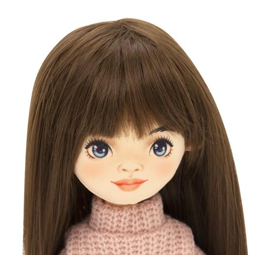 Lalka Sweet Sisters Sophie 32 cm Orange Toys, szmaciana z endoszkieletem, twarz nadrukowana cyfrowo, ciemnobrązowe włosy, sweterek, jeansowa spódniczka, skarpetki, buciki, torebka