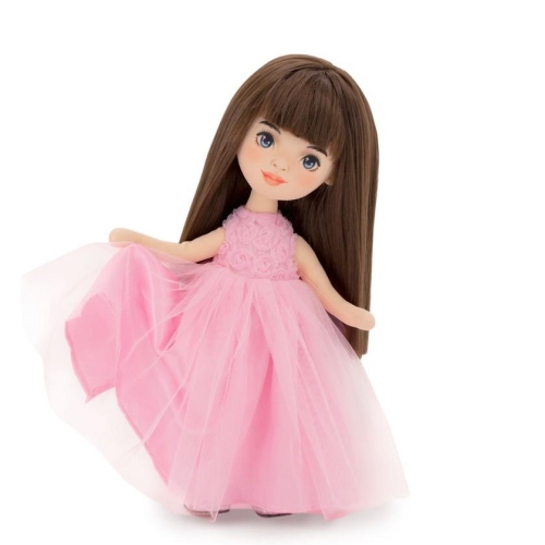 Lalka Sweet Sisters Sophie 32 cm Orange Toys, szmaciana z endoszkieletem, twarz nadrukowana cyfrowo, ciemnobrązowe włosy, długa, różowa sukienka z różyczkami i tiulem, buciki