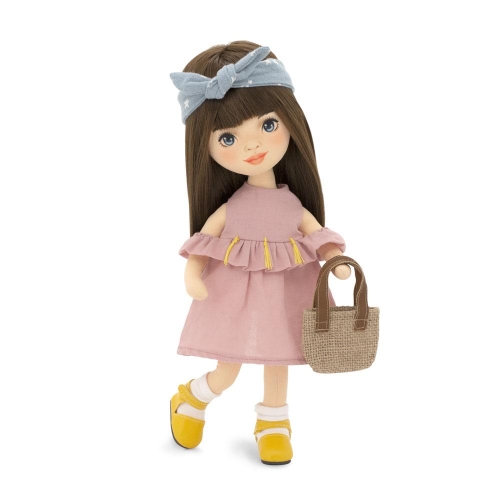 Lalka Sweet Sisters Sophie 32 cm Orange Toys, szmaciana z endoszkieletem, twarz nadrukowana cyfrowo, ciemnobrązowe włosy, sukienka z falbanką, opaska na głowę, skarpetki, buciki, torebka
