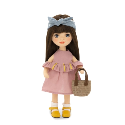 Lalka Sweet Sisters Sophie 32 cm Orange Toys, szmaciana z endoszkieletem, twarz nadrukowana cyfrowo, ciemnobrązowe włosy, sukienka z falbanką, opaska na głowę, skarpetki, buciki, torebka