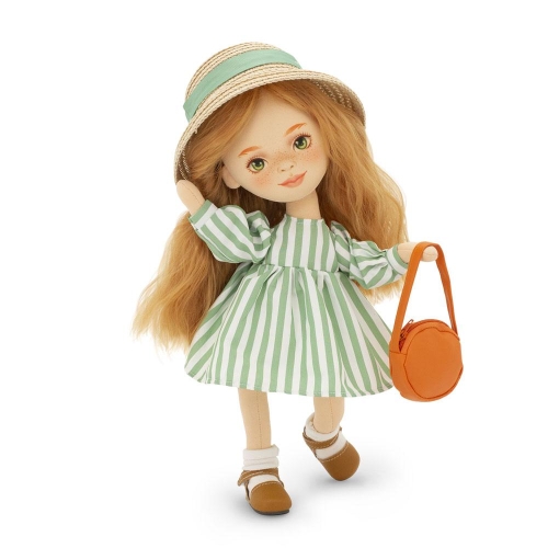 Lalka Sweet Sisters Sophie 32 cm Orange Toys, szmaciana z endoszkieletem, twarz nadrukowana cyfrowo, rude włosy, sukienka w zielono-białe paski, słomkowy kapelusz, skarpetki, buciki, torebka