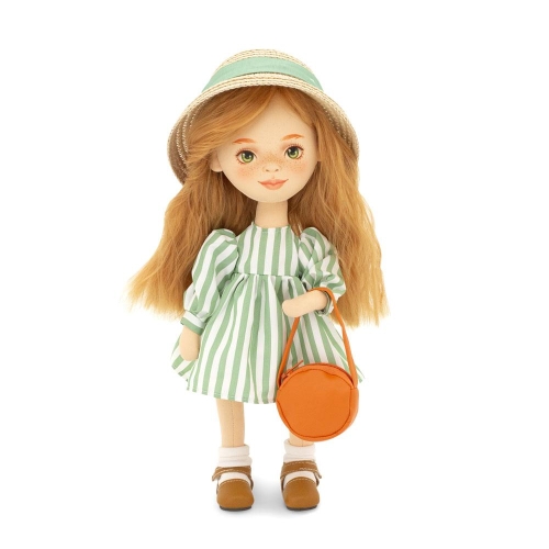 Lalka Sweet Sisters Sophie 32 cm Orange Toys, szmaciana z endoszkieletem, twarz nadrukowana cyfrowo, rude włosy, sukienka w zielono-białe paski, słomkowy kapelusz, skarpetki, buciki, torebka