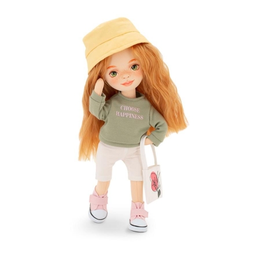 Lalka Sweet Sisters Sophie 32 cm Orange Toys, szmaciana z endoszkieletem, twarz nadrukowana cyfrowo, rude włosy, żółty kapelusz, zielona bluza z napisem, jasne szorty, buciki, torebka
