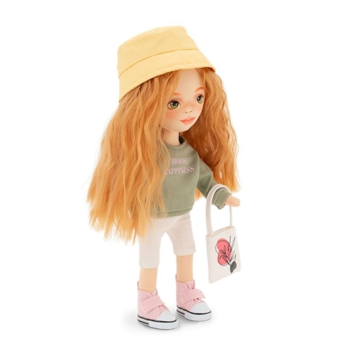 Lalka Sweet Sisters Sophie 32 cm Orange Toys, szmaciana z endoszkieletem, twarz nadrukowana cyfrowo, rude włosy, żółty kapelusz, zielona bluza z napisem, jasne szorty, buciki, torebka