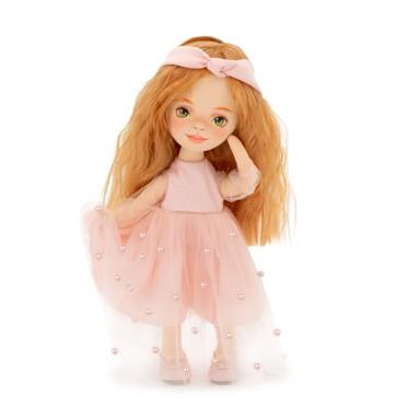 Lalka Sweet Sisters Sophie 32 cm Orange Toys, szmaciana z endoszkieletem, twarz nadrukowana cyfrowo, rude włosy, różowa sukienka z tiulem i perełkami, opaska na głowę, buciki