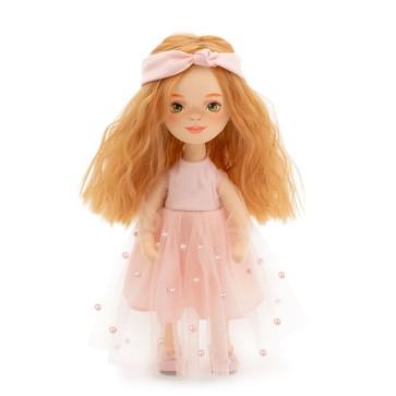 Lalka Sweet Sisters Sophie 32 cm Orange Toys, szmaciana z endoszkieletem, twarz nadrukowana cyfrowo, rude włosy, różowa sukienka z tiulem i perełkami, opaska na głowę, buciki