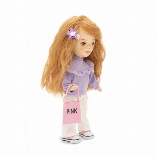 Lalka Sweet Sisters Sophie 32 cm Orange Toys, szmaciana z endoszkieletem, twarz nadrukowana cyfrowo, rude włosy, fioletowa bluzeczka z falbanką, białe spodnie, spinka do włosów, torebka, buciki