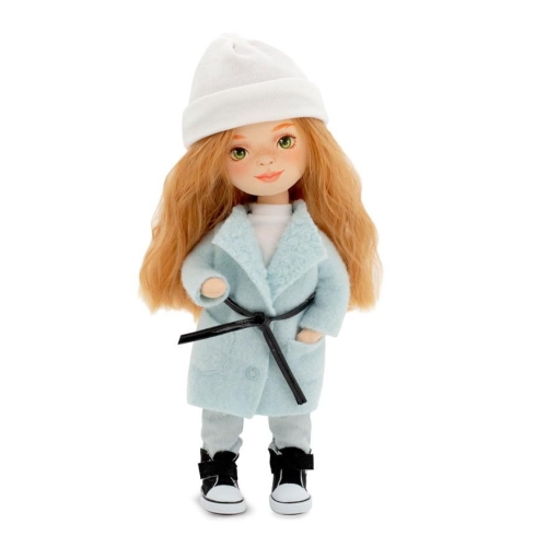 Lalka Sweet Sisters Sophie 32 cm Orange Toys, szmaciana z endoszkieletem, twarz nadrukowana cyfrowo, rude włosy, koszulka, jasnoszare spodnie, jasnoniebieski płaszczyk, pasek,  buciki