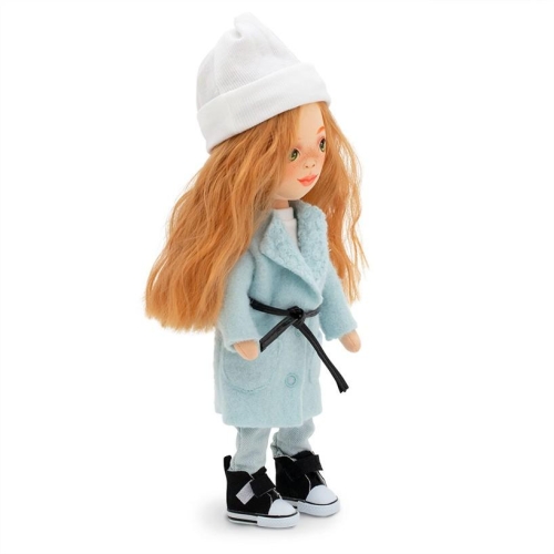 Lalka Sweet Sisters Sophie 32 cm Orange Toys, szmaciana z endoszkieletem, twarz nadrukowana cyfrowo, rude włosy, koszulka, jasnoszare spodnie, jasnoniebieski płaszczyk, pasek,  buciki