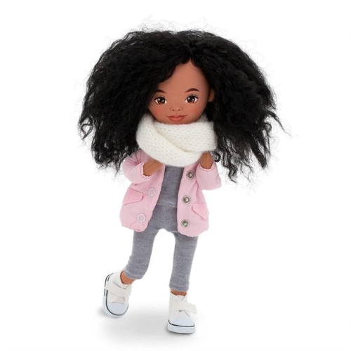 Lalka Sweet Sisters Tina 32 cm Orange Toys, szmaciana z endoszkieletem, twarz nadrukowana cyfrowo, ciemna karnacja, czarne kręcone włosy, szara bluzka, szare legginsy, biały szalik, różowa kurteczka,  buciki