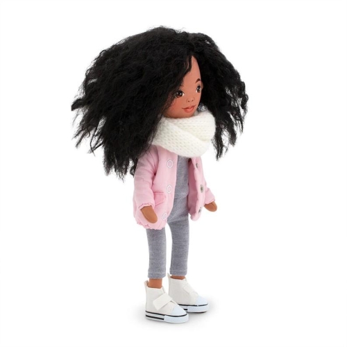 Lalka Sweet Sisters Tina 32 cm Orange Toys, szmaciana z endoszkieletem, twarz nadrukowana cyfrowo, ciemna karnacja, czarne kręcone włosy, szara bluzka, szare legginsy, biały szalik, różowa kurteczka,  buciki