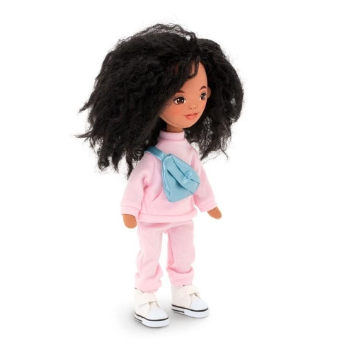 Lalka Sweet Sisters Tina 32 cm Orange Toys, szmaciana z endoszkieletem, twarz nadrukowana cyfrowo, ciemna karnacja, czarne kręcone włosy, różowy dresik, buciki, torebka
