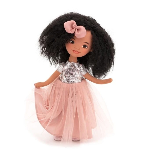 Lalka Sweet Sisters Tina 32 cm Orange Toys, szmaciana z endoszkieletem, twarz nadrukowana cyfrowo, ciemna karnacja, czarne kręcone włosy, różowa sukienka z cekinami i tiulem, kokardka, buciki