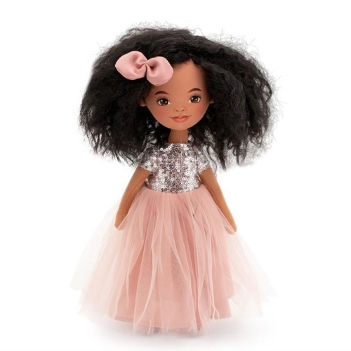 Lalka Sweet Sisters Tina 32 cm Orange Toys, szmaciana z endoszkieletem, twarz nadrukowana cyfrowo, ciemna karnacja, czarne kręcone włosy, różowa sukienka z cekinami i tiulem, kokardka, buciki