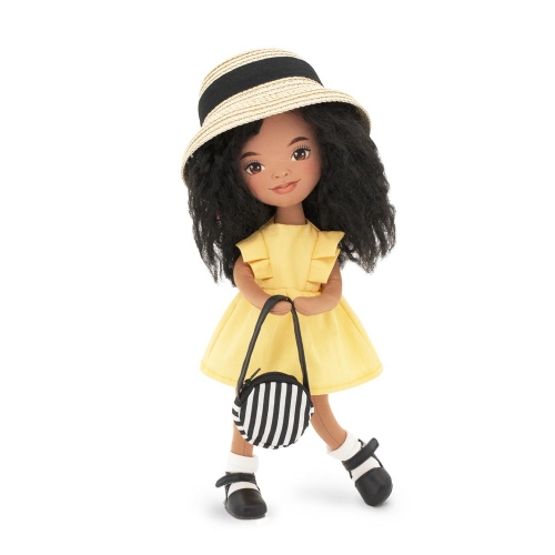 Lalka Sweet Sisters Tina 32 cm Orange Toys, szmaciana z endoszkieletem, twarz nadrukowana cyfrowo, ciemna karnacja, czarne kręcone włosy, żółta sukienka, słomkowy kapelusz, skarpetki, buciki, torebka