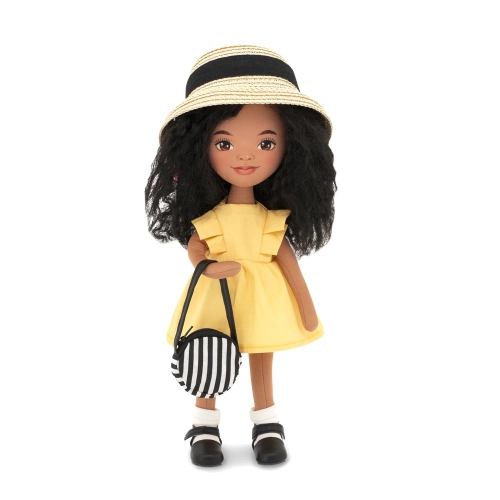 Lalka Sweet Sisters Tina 32 cm Orange Toys, szmaciana z endoszkieletem, twarz nadrukowana cyfrowo, ciemna karnacja, czarne kręcone włosy, żółta sukienka, słomkowy kapelusz, skarpetki, buciki, torebka