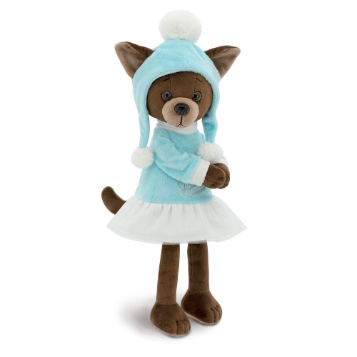 Lucky Doggy Kiki 38 cm Orange Toys pluszowy piesek brązowa chihuahua, magnesy w górnych łapkach, ciepła niebiesko-biała sukienka, czapeczka z pomponami
