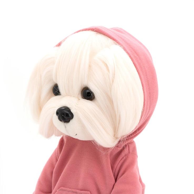 Lucky Doggy Mimi 38 cm Orange Toys pluszowy piesek biała suczka maltańczyk, zgina łapki, dwuczęściowy dres z kapturem i kieszenią z przodu