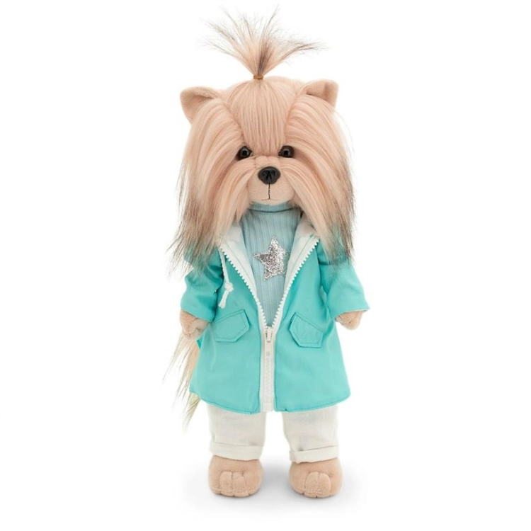 Lucky Doggy Yoyo 38 cm Orange Toys pluszowy piesek jasnobeżowy yorkshire terrier, zgina łapki, seledynowy płaszczyk, niebieska bluzeczka, białe spodnie