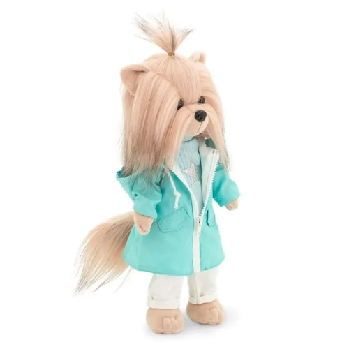 Lucky Doggy Yoyo 38 cm Orange Toys pluszowy piesek jasnobeżowy yorkshire terrier, zgina łapki, seledynowy płaszczyk, niebieska bluzeczka, białe spodnie