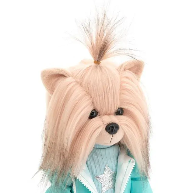 Lucky Doggy Yoyo 38 cm Orange Toys pluszowy piesek jasnobeżowy yorkshire terrier, zgina łapki, seledynowy płaszczyk, niebieska bluzeczka, białe spodnie