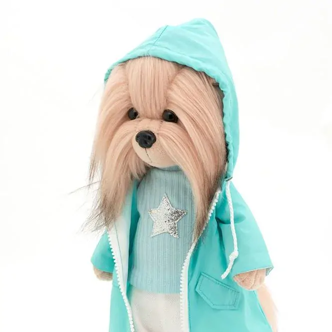 Lucky Doggy Yoyo 38 cm Orange Toys pluszowy piesek jasnobeżowy yorkshire terrier, zgina łapki, seledynowy płaszczyk, niebieska bluzeczka, białe spodnie