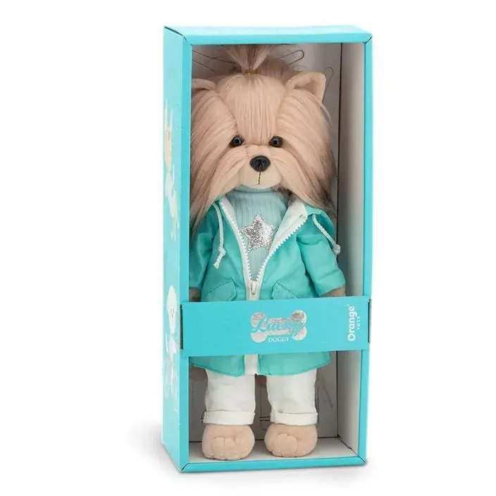 Lucky Doggy Yoyo 38 cm Orange Toys pluszowy piesek jasnobeżowy yorkshire terrier, zgina łapki, seledynowy płaszczyk, niebieska bluzeczka, białe spodnie