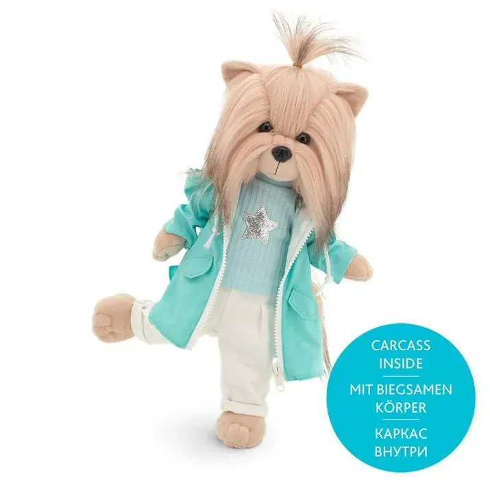 Lucky Doggy Yoyo 38 cm Orange Toys pluszowy piesek jasnobeżowy yorkshire terrier, zgina łapki, seledynowy płaszczyk, niebieska bluzeczka, białe spodnie