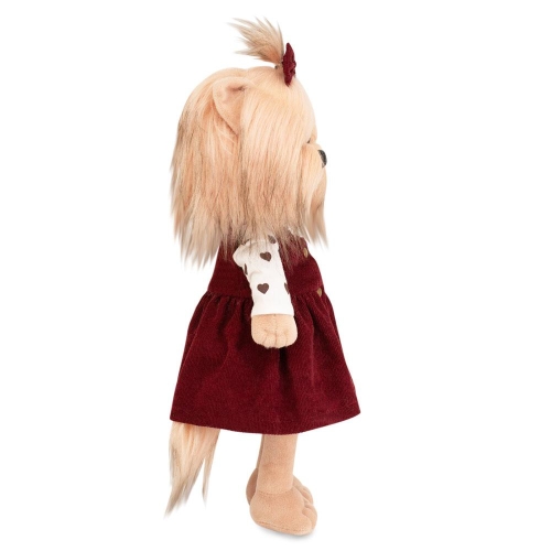 Lucky Doggy Yoyo 38 cm Orange Toys pluszowy piesek jasnobeżowy yorkshire terrier, zgina łapki, bluzeczka w serduszka, bordowa sztruksowa sukienka na szelki, kokardka