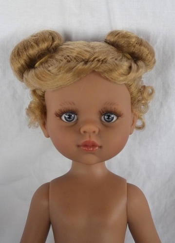 Lalka Hiszpańska 32 cm Paola Reina Amigas 14867 Luciana, klasyczna, cała z winylu, w majteczkach, bez ubranka, śniada skóra, blond włosy spięte w koczki, szaro-niebieskie oczy