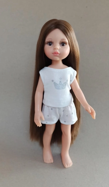 Lalka Hiszpańska 32 cm Paola Reina Amigas 13213 Carol + pudełko, klasyczna, cała z winylu, w piżamce, długie do kostek proste brązowe włosy, brązowe oczy