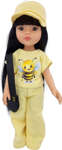 Żółty komplet dla lalki Paola Reina Amigas 32 cm, bluzka z pszczółką, szerokie spodnie, opaska z daszkiem, czarna torebka