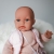 Lalka Hiszpańska 34 cm Antonio Juan 70364 Baby Toneta, bobas, elastyczny tułów, miękki brzuszek, w ciele stelaż, który pozwala na zmianę pozycji, w ubranku, smoczek, poduszka