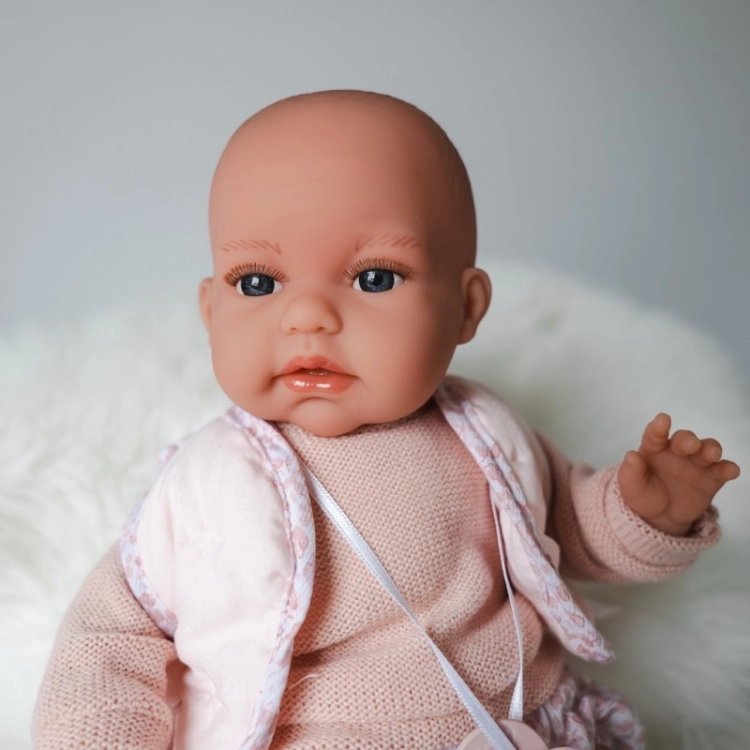 Lalka Hiszpańska 34 cm Antonio Juan 70364 Baby Toneta, bobas, elastyczny tułów, miękki brzuszek, w ciele stelaż, który pozwala na zmianę pozycji, w ubranku, smoczek, poduszka