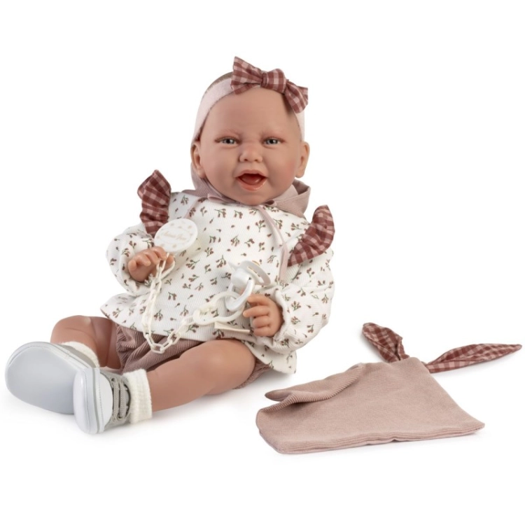 Lalka Hiszpańska 42 cm Antonio Juan 33372 Carla, bobas miękki brzuszek, rączki i nóżki na ruchomych stawach, co pozwala na posadzenie laleczki, uśmiechnięta, widoczny języczek i ząbki, w ubranku, buciki, smoczek, kocyk przytulanka