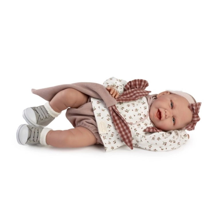 Lalka Hiszpańska 42 cm Antonio Juan 33372 Carla, bobas miękki brzuszek, rączki i nóżki na ruchomych stawach, co pozwala na posadzenie laleczki, uśmiechnięta, widoczny języczek i ząbki, w ubranku, buciki, smoczek, kocyk przytulanka