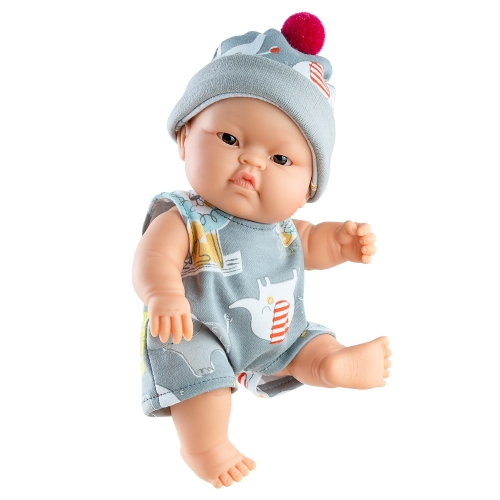 Lalka Hiszpańska 21 cm Paola Reina 00151 Peques, bobas cały z winylu, chłopiec Azjata, czapeczka, kombinezon