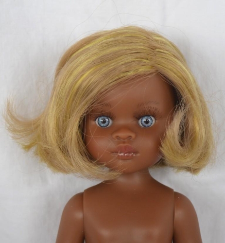Lalka Hiszpańska 32 cm Paola Reina Amigas Kira 32539, klasyczna, cała z winylu, ciemna skóra, w majteczkach, bez ubranka, blond włosy z żółtymi pasemkami, niebieskie oczy