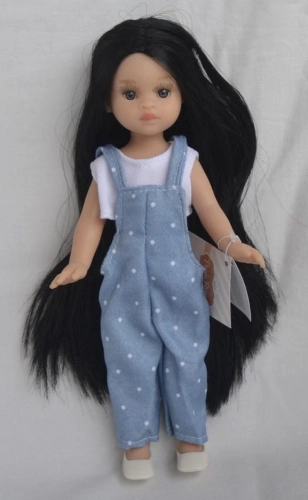 Lalka Hiszpańska 21 cm Paola Reina Mini Amigas 02135-B Judith, cała z winylu, długie czarne włosy, bluzeczka top, spodnie ogrodniczki, buciki