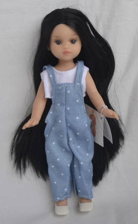 Lalka Hiszpańska 21 cm Paola Reina Mini Amigas 02135-B Judith, cała z winylu, długie czarne włosy, bluzeczka top, spodnie ogrodniczki, buciki
