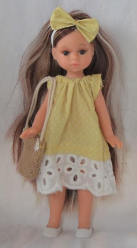 Lalka Hiszpańska 21 cm Paola Reina Mini Amigas 02107-C Judith, cała z winylu, długie  włosy z pasemkami, sukienka, majteczki, buciki, opaska na głowę, torba