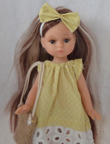 Lalka Hiszpańska 21 cm Paola Reina Mini Amigas 02107-C Judith, cała z winylu, długie  włosy z pasemkami, sukienka, majteczki, buciki, opaska na głowę, torba