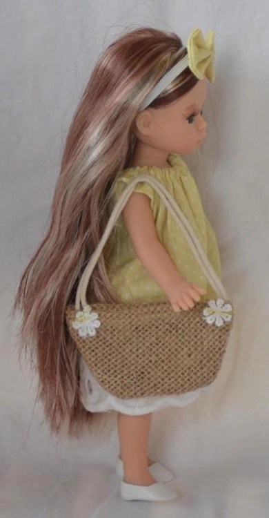 Lalka Hiszpańska 21 cm Paola Reina Mini Amigas 02107-C Judith, cała z winylu, długie  włosy z pasemkami, sukienka, majteczki, buciki, opaska na głowę, torba