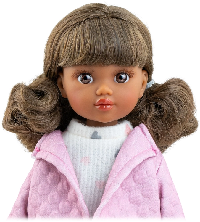 Lalka Hiszpańska 32 cm Paola Reina Amigas 047322 Kim, klasyczna, cała z winylu, ciemna skóra, brązowe oczy, brązowe włosy spięte w dwa kucyki, kurteczka,bluzka, spódniczka, majteczki, ocieplacze na nogi, buciki
