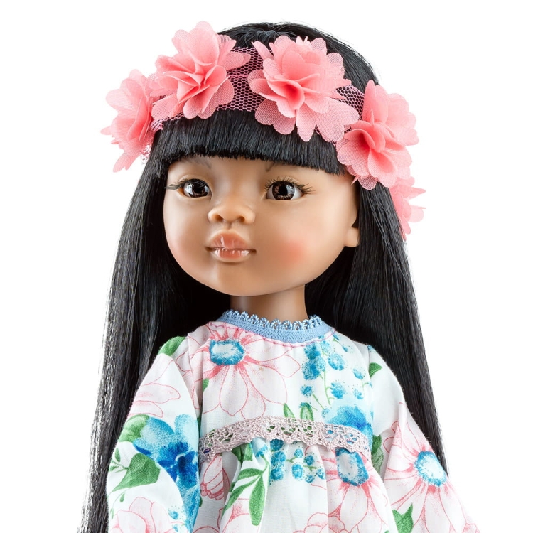 Lalka Hiszpańska 32 cm Paola Reina Amigas 04453 Meily, klasyczna, cała z winylu, ciemna skóra, brązowe oczy, czarne proste włosy z grzywką, opaska na głowę, sukienka, majteczki, wiązane białe buciki, zabawka miś