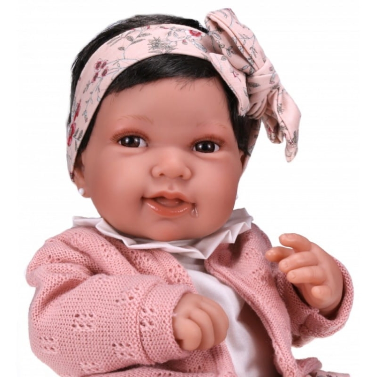 Lalka Hiszpańska 42 cm Antonio Juan 50036 Pipa, bobas cały z winylu, dziewczynka, krótkie ciemne włosy, rzęsy, imitacja śliny w kąciku ust, kolczyki w uszach na stałe, ubranko, smoczek, poduszka